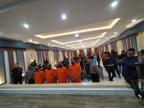 Para tersangka dihadirkan dalam konpers kasus Kekaisaran Sunda Nusantara. Dok: kumparan