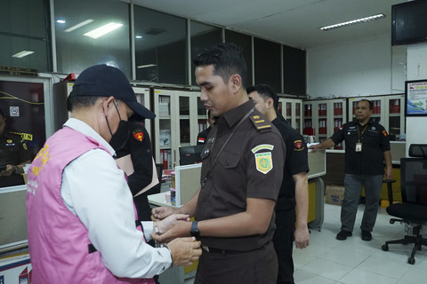 Kadis Pariwisata dan Ekonomi Kreatif Sumut Zumri Sulthony ditangkap Kejati Sumut. Foto: Dok. Kejati Sumut