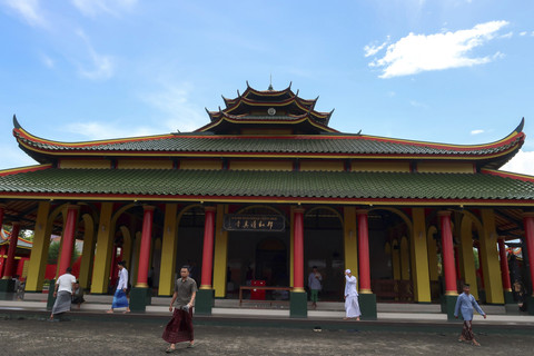 Warga melintas usai melaksanakan salat Jumat di Masjid Muhammad Cheng Hoo, Banyuwangi, Jawa Timur, Jumat (7/3/2025). Foto: Ari Bowo Sucipto/ANTARA FOTO