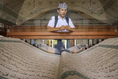 Seorang pelajar melihat Al Quran berukuran raksasa di Masjid Raya Makassar, Sulawesi Selatan, Senin (10/3/2025). Foto: Makna Zaezar/ANTARA FOTO