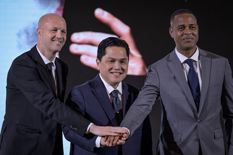 Ketua Umum PSSI Erick Thohir (tengah) berfoto bersama Penasihat Teknis Timnas Indonesia Jordi Cruyff (kiri) dan Pelatih Timnas Indonesia Patrick Kluivert (kanan) saat acara perkenalan penasihat teknis Timnas Indonesia di Jakarta, Selasa (11/3/2025). Foto: Fauzan/ANTARA FOTO