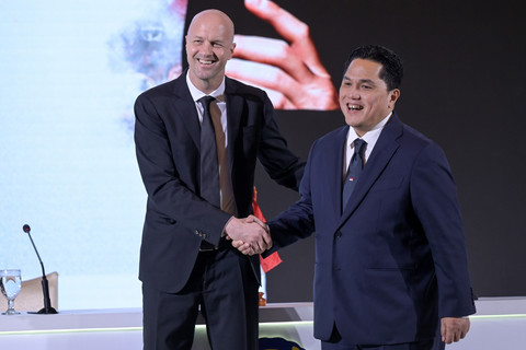 Ketua Umum PSSI Erick Thohir (kanan) berjabat tangan dengan Penasihat Teknis Timnas Indonesia Jordi Cruyff (kiri) saat acara perkenalan penasihat teknis Timnas Indonesia di Jakarta, Selasa (11/3/2025). Foto: Fauzan/ANTARA FOTO