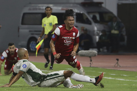 Pesepak bola PSS Sleman Cleberson De Souza (kiri) berusaha menghadang pergerakan pesepak bola Persis Solo Rendy Sanjaya (kanan) pada lanjutan pertandingan BRI Liga 1 di Stadion Jatidiri, Semarang, Jawa Tengah, Selasa (11/3/2025). Foto: Makna Zaezar/ANTARA FOTO