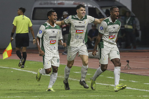 Pesepak bola PSS Sleman Nicolao Dumitru Cardoso (kanan) melakukan selebrasi bersama rekan setimnya usai mencetak gol ke gawang Persis Solo pada lanjutan pertandingan BRI Liga 1 di Stadion Jatidiri, Semarang, Jawa Tengah, Selasa (11/3/2025). Foto: Makna Zaezar/ANTARA FOTO