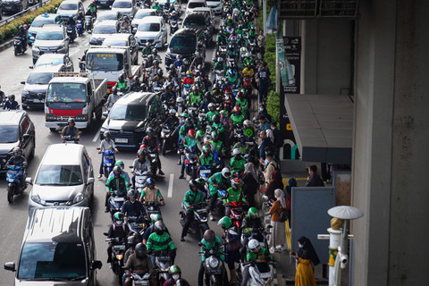 Pengemudi ojek online (ojol) menunggu datangnya penumpang di Halte LRT Pancoran, Jakarta, Rabu (12/3/2025). Foto: Iqbal Firdaus/kumparan