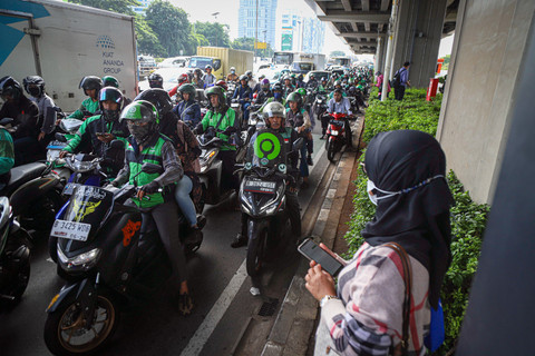 Pengemudi ojek online (ojol) menunggu datangnya penumpang di Halte LRT Pancoran, Jakarta, Rabu (12/3/2025). Foto: Iqbal Firdaus/kumparan