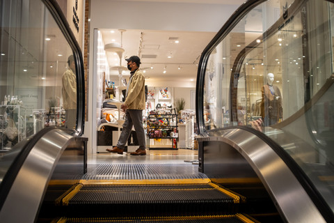 Ilustrasi eskalator. Foto: Henry Saint John/Shutterstock