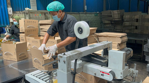 Dirtipideksus Mabes Polri Beserta Kementerian Perdagangan Meninjau Produsen MinyaKita di Tangerang, Banten, Rabu (12/3). Foto: Rayyan Farhansyah/kumparan