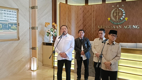 Konpers Jaksa Agung ST Burhanuddin dengan Menteri Desa dan Pembangunan Daerah tertinggal Yandri Susanto di Kantor Jaksa Agung, Rabu (12/3). Foto: Thomas Bosco/kumparan