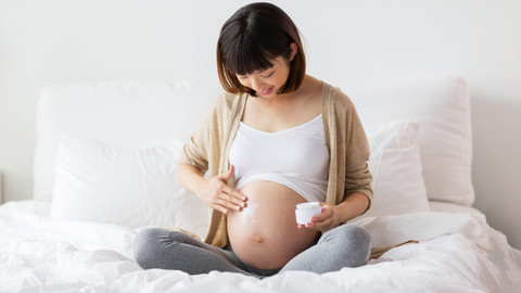 Pakai krim pelembap saat hamil. Foto: Ground Picture/Shutterstock