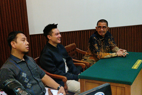 Baim Wong hadiri lanjutan sidang cerai di Pengadilan Agama Jakarta Selatan, Rabu (12/3/2025).   Foto: Aprilandika Pratama/kumparan