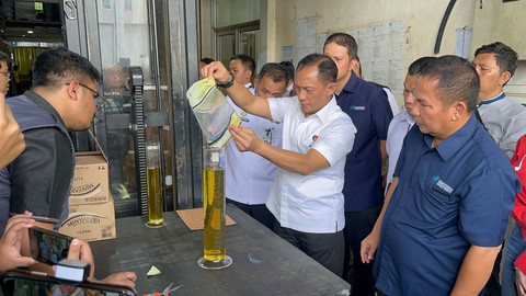 Kemendag bersama Mabes Polri sidak distributor minyaKita di Cilincing, Jakarta Utara, Rabu (12/3/2025). Foto: Rayyan Farhansyah/kumparan