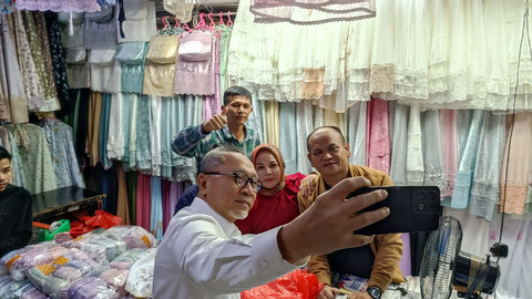 Menko Pangan Zulkifli Hasan belanja sarung dan mukena untuk korban banjir Lampung dan Bekasi di Blok B Pasar Tanah Abang, Jakarta, Rabu (12/3/2025). Foto: Thomas Bosco/kumparan