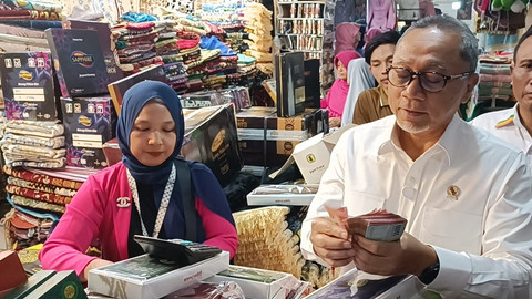 Menko Pangan Zulkifli Hasan belanja sarung dan mukena untuk korban banjir Lampung dan Bekasi di Blok B Pasar Tanah Abang, Jakarta, Rabu (12/3/2025). Foto: Thomas Bosco/kumparan