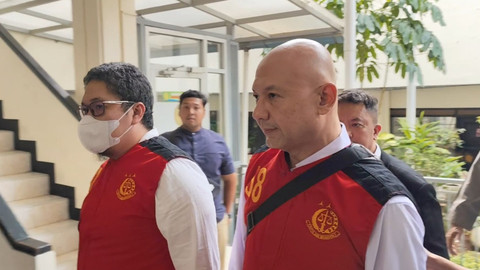 Terdakwa kasus pembunuhan remaja, Arif Nugroho dan Muhammad Bayu Hartoyo, menjalani sidang perdana di Pengadilan Negeri Jakarta Selatan, Rabu (12/3/2025). Foto: Jonathan Devin/kumparan