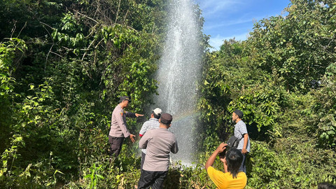 Sumur bor di Dusun Paojajar, Desa Prancak, Kecamatan Pasongsongan, Kabupaten Sumenep, menyemburkan air dan mengeluarkan bau gas. Dok: Polres Sumenep