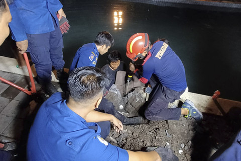 Damkar Kabupaten Badung menyelamatkan bocah berusia 7 tahun karena tangannya tersedot pipa di kolam renang. Foto: Dok. Damkar Badung