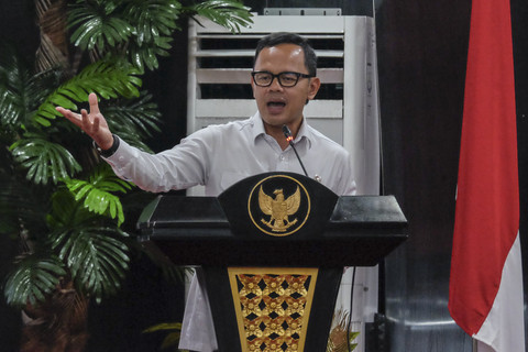 Wakil Menteri Dalam Negeri Bima Arya Sugiarto menyampaikan materi saat kuliah umum di Universitas Sam Ratulangi, Manado, Sulawesi Utara, Rabu (12/3/2025). Foto: Yegar Sahaduta Mangiri/ANTARA FOTO