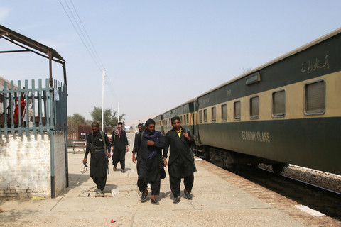Tentara Angkatan Darat Pakistan berjaga setelah serangan terhadap kereta api oleh militan separatis di stasiun kereta api Mushkaf, Balochistan, Pakistan, Rabu (12/3/2025). Foto: Naseer Ahmed/ REUTERS