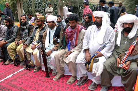 Militan dari organisasi pemberontak Baloch Liberation Army dan United Baloch Army, menyerahkan senjata mereka kepada Kepala Suku Marri dan menteri provinsi Pakistan Nawab Changaiz Marri saat upacara penyerahan diri di Quetta, pada 29 Oktober 2015. Foto: Banaras KHAN / AFP