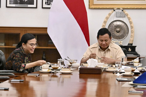 Presiden Prabowo Subianto buka puasa bersama denga Menkeu Sri Mulyani di Istana Merdeka, Jakarta Pusat, Rabu (12/3/2025). Foto: Dok. Istimewa
