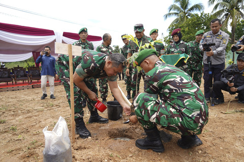 Kepala Staf Angkatan Darat Jenderal TNI Maruli Simanjuntak saat mengunjungi Lahan Ketahanan Pangan di Puslatpur Baturaja, Rabu (12/3/2025).  Foto: Dok. Dispenad