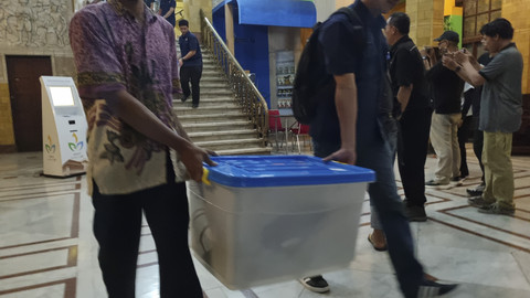 Penyidik Kortas Tipikor Bareskrim Mabes Polri di Kantor Regional 4 PT Perkebunan Nusantara (PTPN) 1 di Jalan Merak, Kecamatan Krembangan, Surabaya, Rabu (12/3/2025). Foto: Farusma Okta Verdian/kumparan