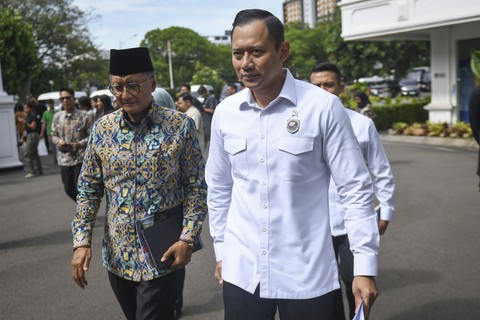 Menko Infrastruktur dan Pembangunan Kewilayahan Agus Harimurti Yudhoyono (kanan) dan Menteri Pekerjaan Umum Dody Hanggodo (kiri) berjalan untuk menemui Presiden Prabowo Subianto di Istana Kepresidenan, Jakarta, Rabu (12/3/2025). Foto: Aditya Pradana Putra/ANTARA FOTO