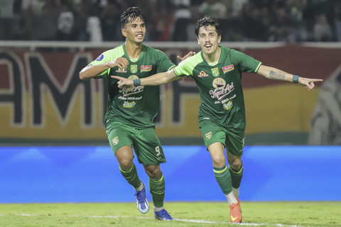Pesepak bola Persebaya Surabaya Francisco Rivera berselebrasi bersama rekan setimnya Rizky Dwi Pangestu usai mencetak gol ke gawang PSIS Semarang pada pertandingan BRI Liga 1 di Stadion Gelora Bung Tomo, Surabaya, Jawa Timur, Rabu (12/2/2025). Foto: Rizal Hanafi/ANTARA FOTO