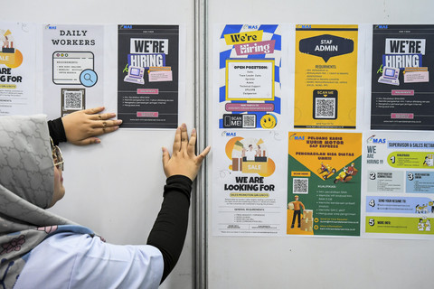 Petugas memasang informasi lowongan pekerjaan saat bursa kerja di Thamrin City, Jakarta, Rabu (12/3/2025). Foto: Sulthony Hasanuddin/ANTARA FOTO 