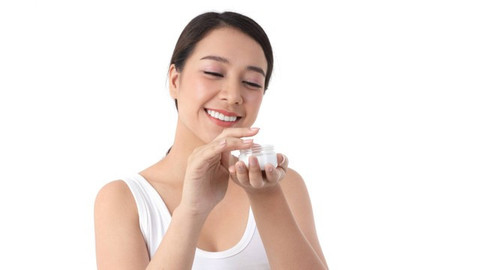 Ilustrasi memakai tinted sunscreen. Foto: SUPERMAO/Shutterstock