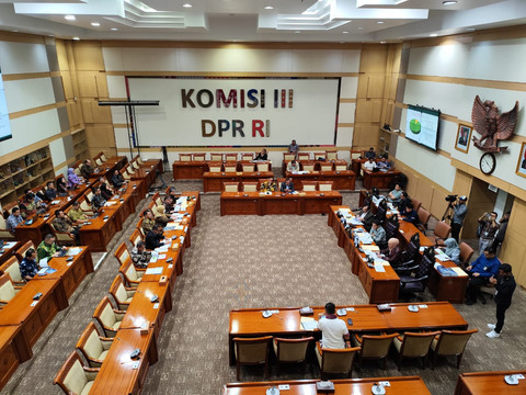 Suasana rapat kerja Komisi III DPR bersama Sekretaris Mahkamah Agung Republik Indonesia dan Direktur Jenderal Badan Peradilan Umum Mahkamah Agung Republik Indonesia di Kompleks Parlemen Senayan, Jakarta, Kamis (13/3/2025). Foto: Luthfi Humam/kumparan
