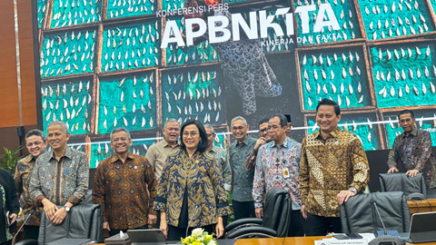 Menteri Keuangan Sri Mulyani dan jajarannya dalam konferensi pers APBN KiTa, Kamis (13/3). Foto: Ave Airiza Gunanto/kumparan