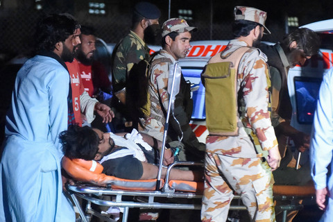 Suasana evakuasi penumpang kereta yang terluka usai anggota militan bersenjata menawan ratusan penumpang kereta di daerah pegunungan terpencil di Mach provinsi Balochistan barat daya pada 12 Maret 2025. Foto: Banaras KHAN / AFP