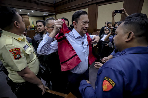 Terdakwa kasus dugaan korupsi impor gula Thomas Lembong bersiap menjalani sidang eksepsi di Pengadilan Tidak Pidana Korupsi, Jakarta, Kamis (13/3/2025). Foto: Jamal Ramadhan/kumparan
