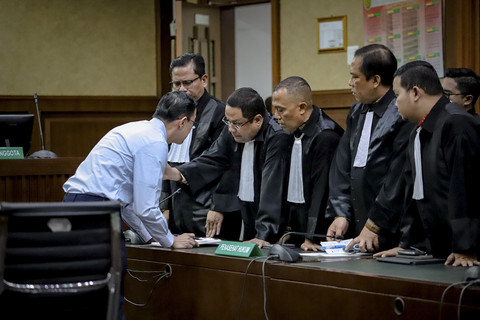 Terdakwa kasus dugaan korupsi impor gula Thomas Lembong bersiap menjalani sidang eksepsi di Pengadilan Tidak Pidana Korupsi, Jakarta, Kamis (13/3/2025). Foto: Jamal Ramadhan/kumparan