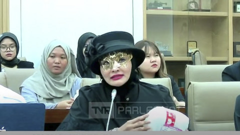 Doktif hadiri rapat dengan Komisi VI DPR pakai topeng. Foto: Youtube/ TVR Parlemen