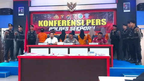 Konferensi pers pengungkapan kasus penipuan dan penggelapan arisan get di Polres Sekadau, Selasa, 4 Maret 2025. Foto: Dina Mariana/Hi!Pontianak