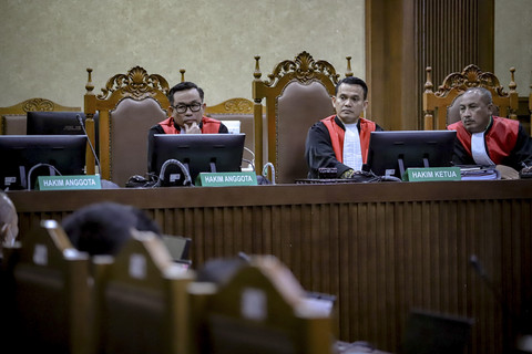 Majelis Hakim Pengadilan Tipikor Jakarta memimpin jalannya sidang terakit kasus dugaan korupsi impor gula Thomas Lembong di Pengadilan Tindak Pidana Korupsi, Jakarta, Kamis (13/3/2025). Foto: Jamal Ramadhan/kumparan