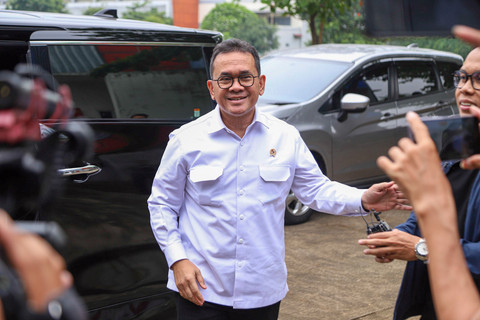 Menteri Perdagangan RI Budi Santoso mengekspose kepada publik lokasi produksi praktik pengurangan takaran minyak goreng merek MinyaKita oleh salah satu produsen di Karawang, Jawa Barat, Kamis (13/3/2025). Foto: Iqbal Firdaus/kumparan