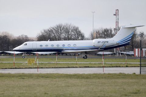 Pesawat jet pribadi yang membawa mantan Presiden Filipina Rodrigo Duterte tiba setelah lepas landas di Bandara Rotterdam Den Haag, Belanda, Rabu (12/3/2025). Foto: Wolfgang Rattay/Reuters