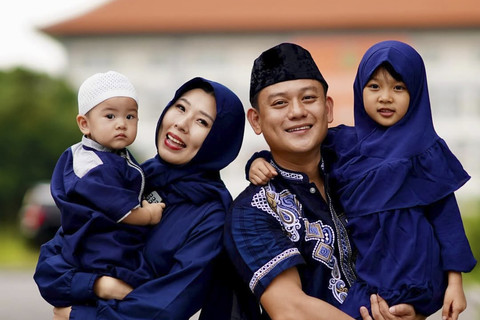 Bobon Santoso bersama keluarga.    Foto: Instagram/ @bobonsantoso