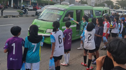 Para pemain SSB Wanita Tangerang Raya sedang bagi-bagi takjil di Ramadhan 2025, Rabu (13/3). Foto: Dok. Tangerang Raya