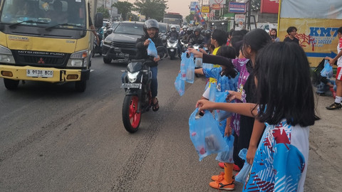 Para pemain SSB Wanita Tangerang Raya sedang bagi-bagi takjil di Ramadhan 2025, Rabu (13/3). Foto: Dok. Tangerang Raya