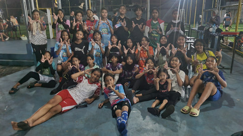 Para pemain SSB Wanita Tangerang Raya berfoto bersama usai bagi-bagi takjil dan buka bersama di Ramadhan 2025, Rabu (13/3). Foto: Dok. Tangerang Raya