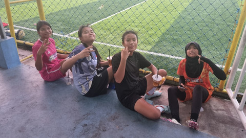 Para pemain SSB Wanita Tangerang Raya sedang buka bersama di Ramadhan 2025, Rabu (13/3). Foto: Dok. Tangerang Raya