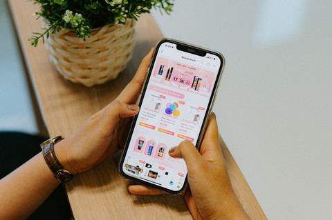 Dengan memanfaatkan grup komunitas di Facebook, Ina memperluas jangkauan LazAffiliates ke banyak orang. Foto: dok. Lazada Indonesia