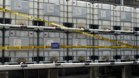 Barang bukti botol MinyaKita di pabrik PT AEGA, Karawang, Jawa Barat, Kamis (13/3/2025).  Foto: Widya Islamiati/kumparan