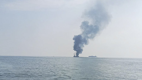 Kapal Tug Boat Roselyne 08 dan kapal tanker MT Ronggolawe yang berkapasitas 300 DT kebakaran di perairan utara Kecamatan Paciran, Kabupaten Lamongan, pada Kamis (13/3/2025). Foto: Dok. Polres Lamongan