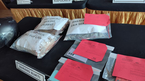 Barang bukti kasus pembunuhan terhadap ibu dan anak yang mayatnya ditemukan dalam toren. Foto: Rachmadi Rasyad/kumparan